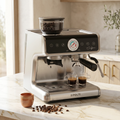 Polti Coffea G50S sobre una encimera de mármol en una cocina, preparando dos espressos