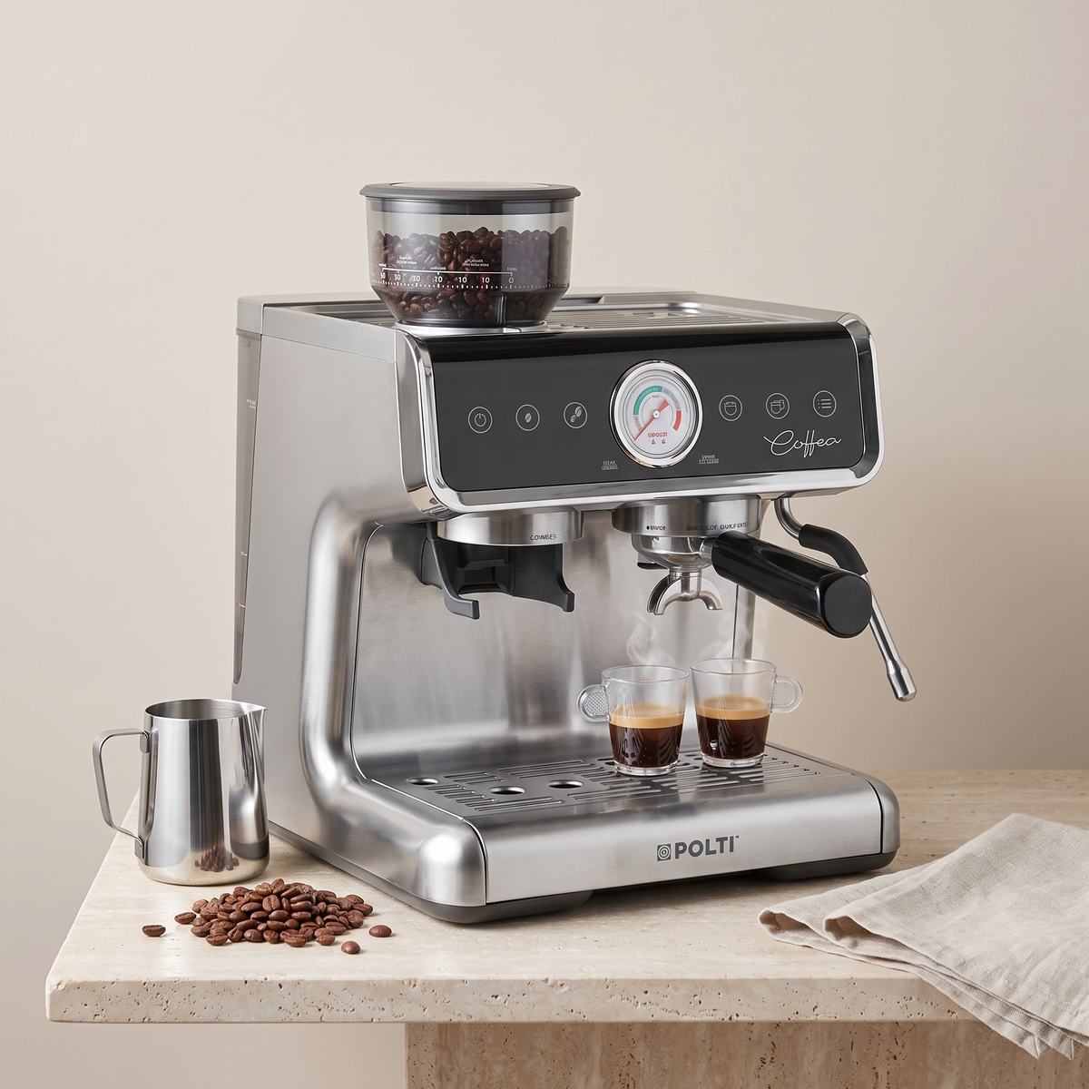 Polti Coffea G50S junto a granos de café de especialidad y una jarra de leche de acero