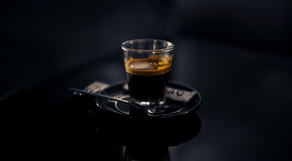 Espresso recién hecho en vaso de cristal